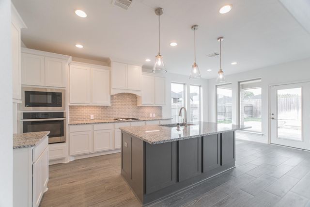 9430 Stablewood Lakes Lane, Tomball, TX 77375