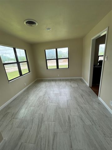 413 N Washington Street, West, TX 76691