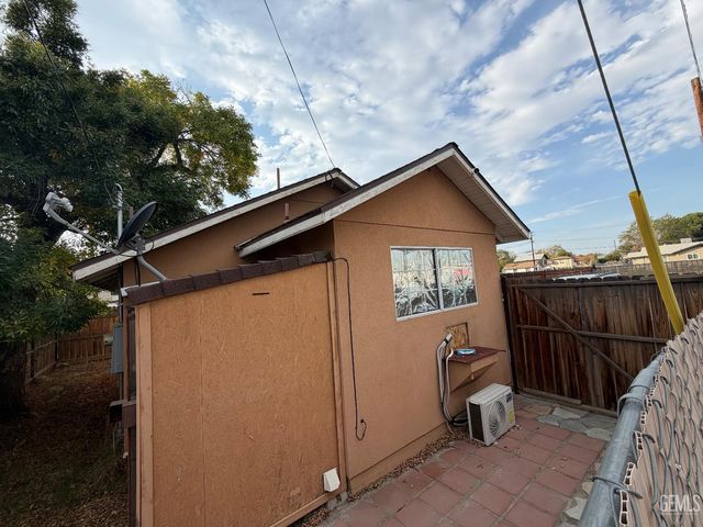 121 Roberts Lane, Bakersfield, CA 93308