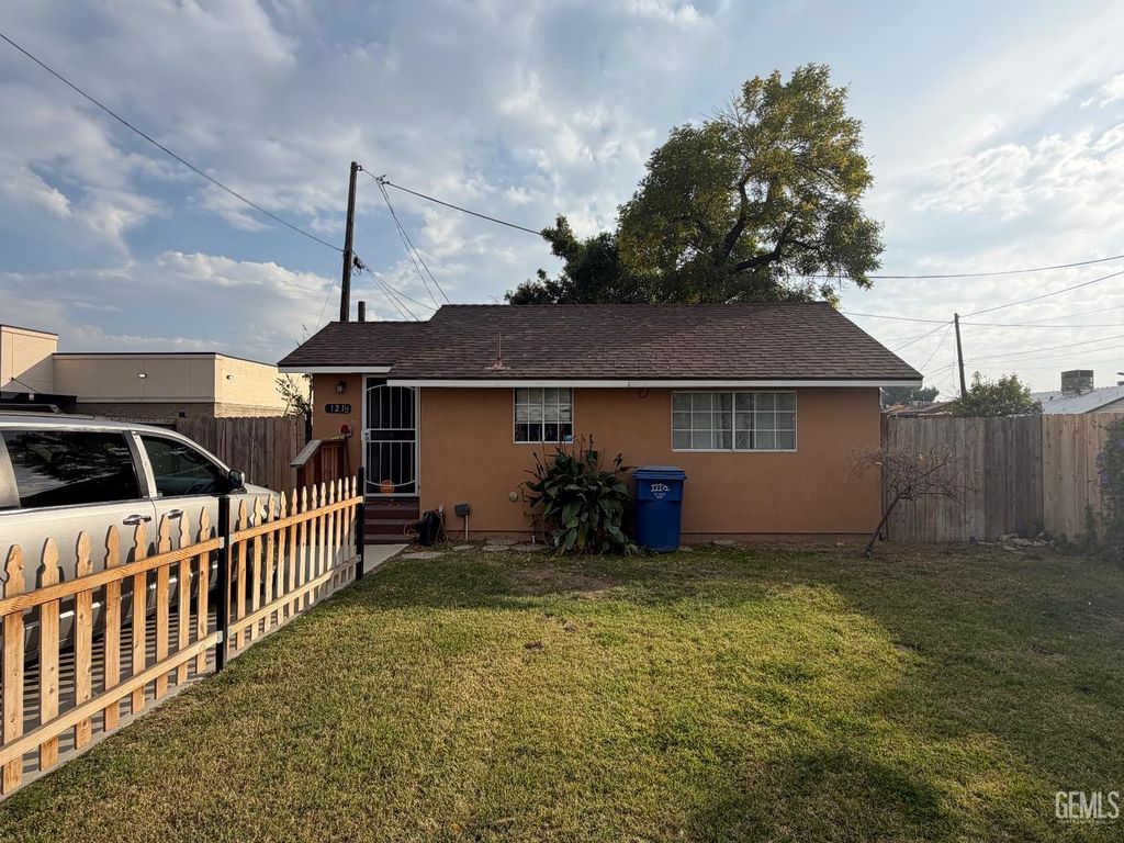 121 Roberts Lane, Bakersfield, CA 93308