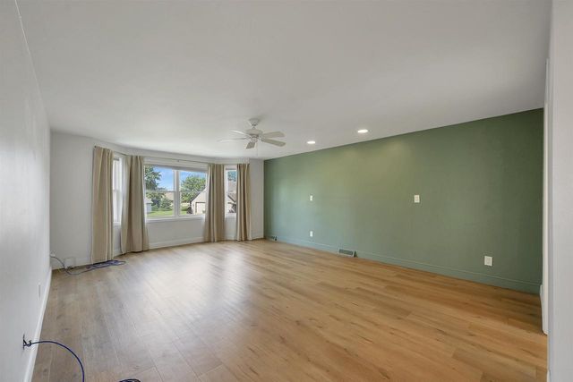 2485 VAN VIEW COURT, Green Bay, WI 54311