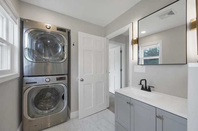 2485 VAN VIEW COURT, Green Bay, WI 54311