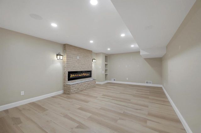 2485 VAN VIEW COURT, Green Bay, WI 54311