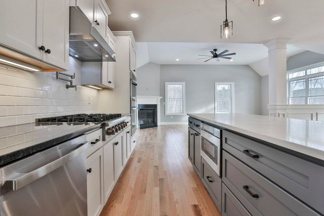 42 Ridgeview Lane, New Boston, NH 03070