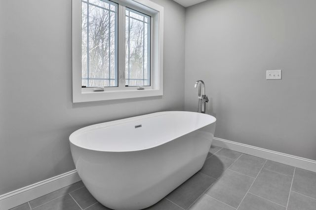 42 Ridgeview Lane, New Boston, NH 03070