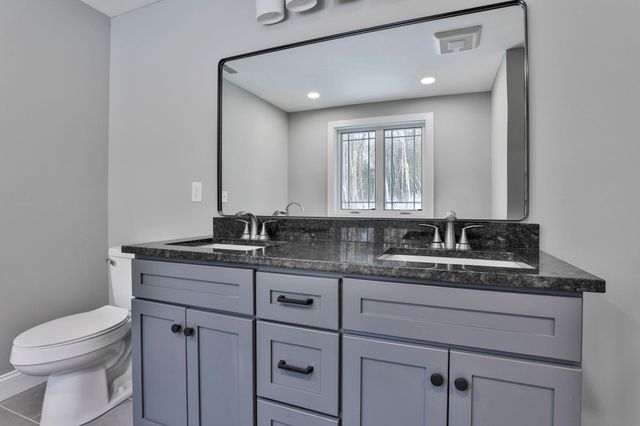 42 Ridgeview Lane, New Boston, NH 03070