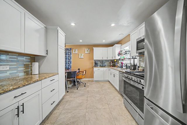 8043 Salisbury Avenue, Lyons, IL 60534