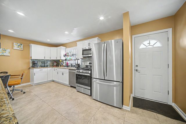 8043 Salisbury Avenue, Lyons, IL 60534