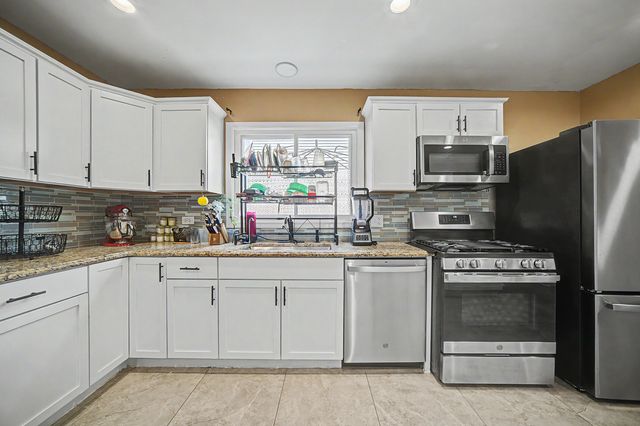 8043 Salisbury Avenue, Lyons, IL 60534