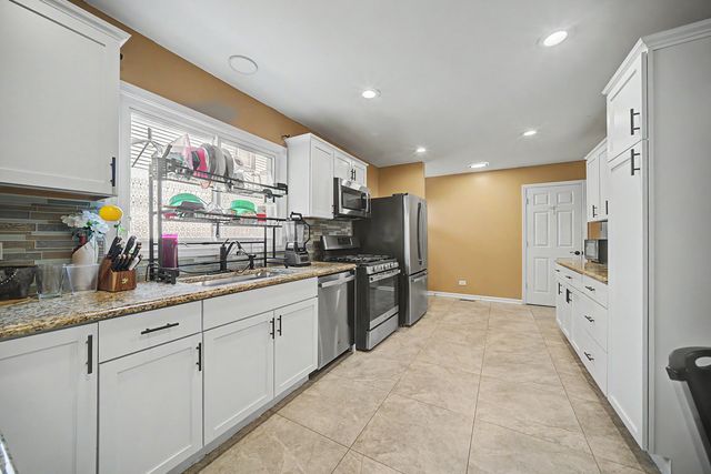 8043 Salisbury Avenue, Lyons, IL 60534