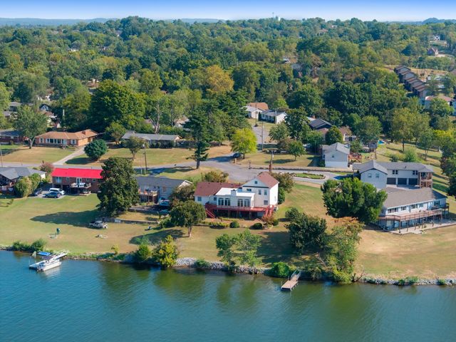 180 Roberta Dr, Hendersonville, TN 37075