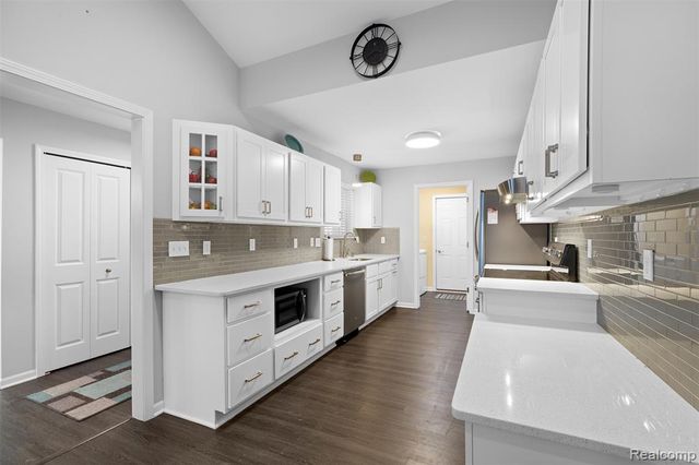 13407 Shire Lane 27, Southgate, MI 48195