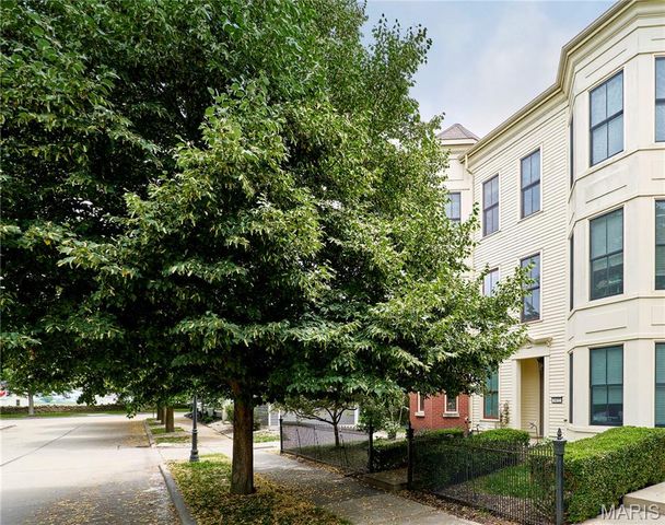 3432 Civic Green Drive, St Charles, MO 63301