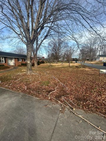 626 Willowbrook Lane, Winston Salem, NC 27104