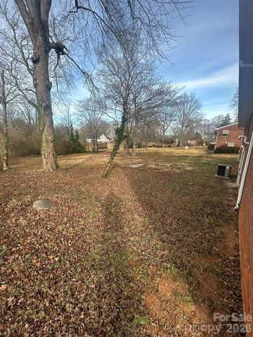 626 Willowbrook Lane, Winston Salem, NC 27104