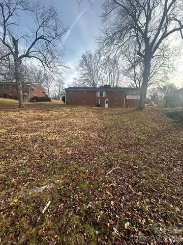 626 Willowbrook Lane, Winston Salem, NC 27104