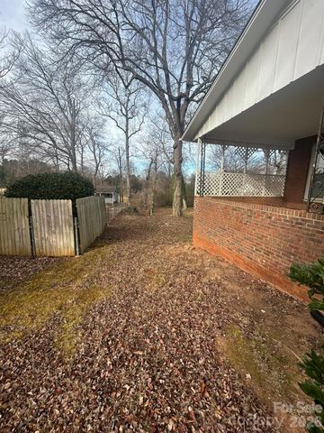 626 Willowbrook Lane, Winston Salem, NC 27104