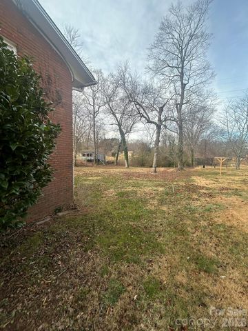 626 Willowbrook Lane, Winston Salem, NC 27104