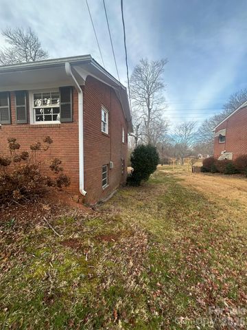 626 Willowbrook Lane, Winston Salem, NC 27104