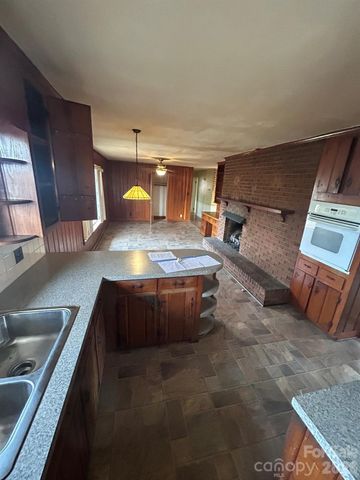 626 Willowbrook Lane, Winston Salem, NC 27104