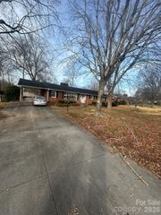 626 Willowbrook Lane, Winston Salem, NC 27104