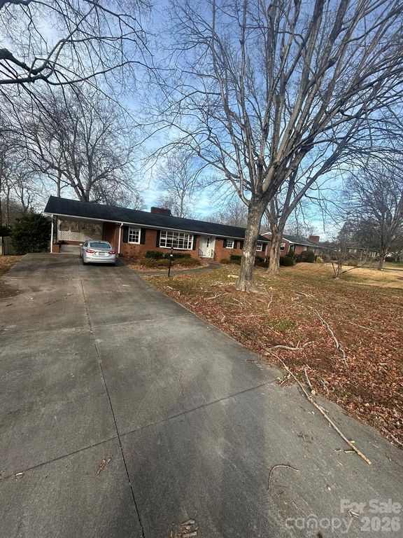 626 Willowbrook Lane, Winston Salem, NC 27104