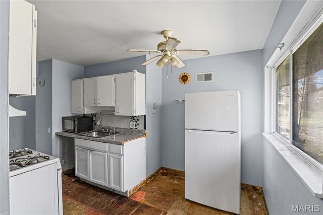 10822 Hallwood Drive, St Louis, MO 63136