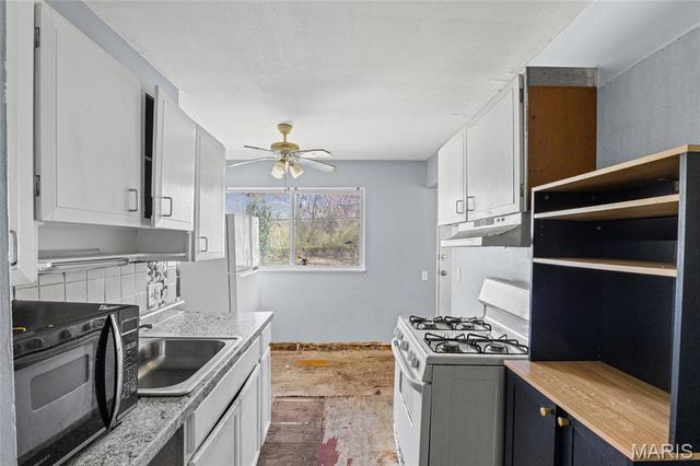 10822 Hallwood Drive, St Louis, MO 63136