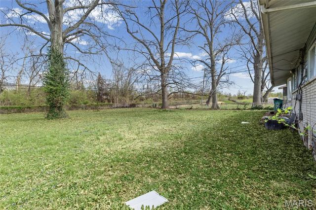 10822 Hallwood Drive, St Louis, MO 63136