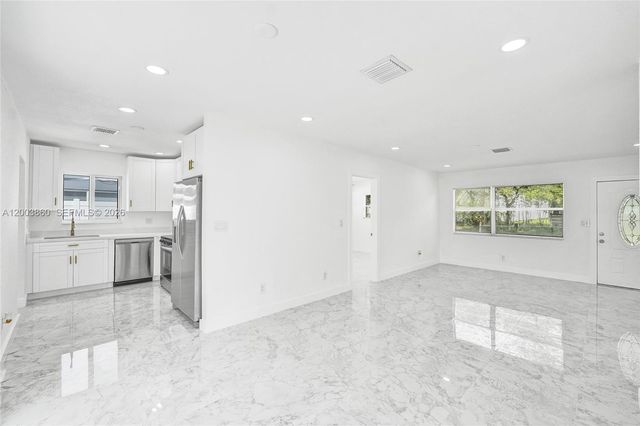 6442 Oak St, Hollywood, FL 33024