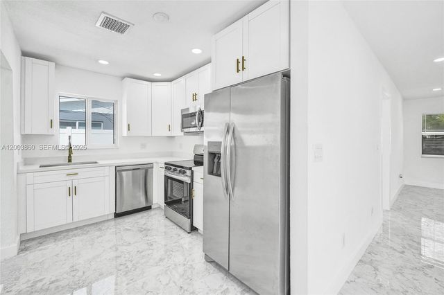 6442 Oak St, Hollywood, FL 33024