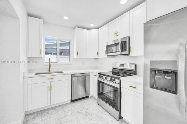 6442 Oak St, Hollywood, FL 33024