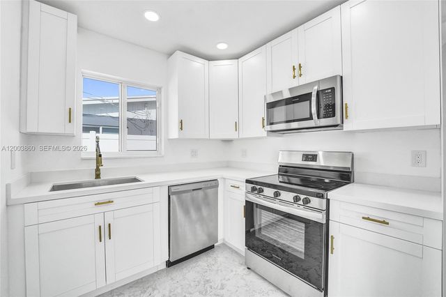 6442 Oak St, Hollywood, FL 33024