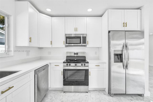 6442 Oak St, Hollywood, FL 33024