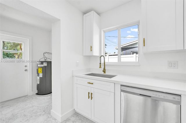 6442 Oak St, Hollywood, FL 33024