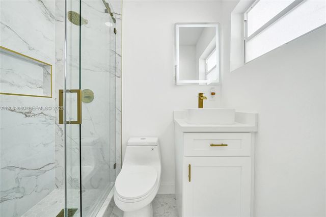 6442 Oak St, Hollywood, FL 33024