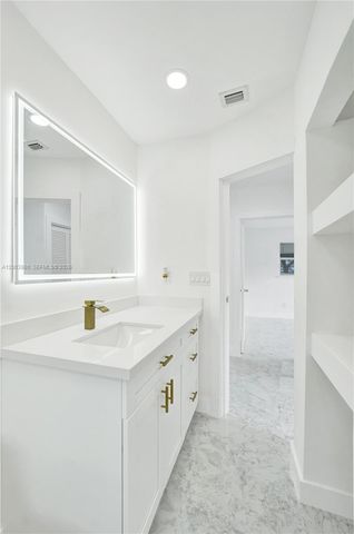 6442 Oak St, Hollywood, FL 33024