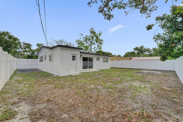 6442 Oak St, Hollywood, FL 33024