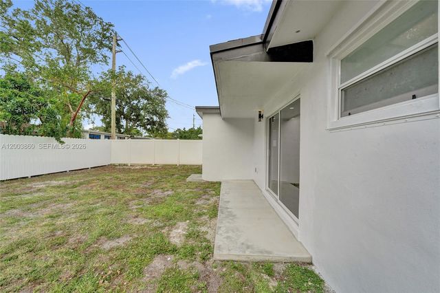 6442 Oak St, Hollywood, FL 33024