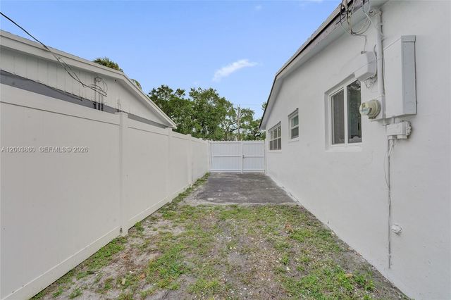 6442 Oak St, Hollywood, FL 33024