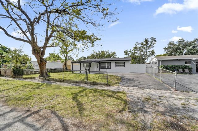 6442 Oak St, Hollywood, FL 33024