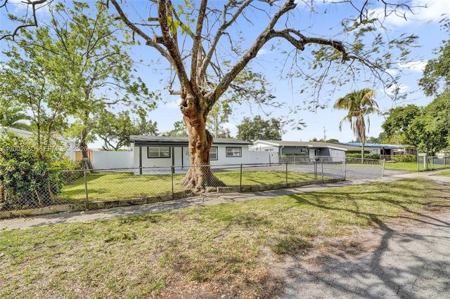 6442 Oak St, Hollywood, FL 33024