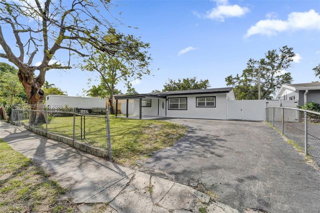 6442 Oak St, Hollywood, FL 33024