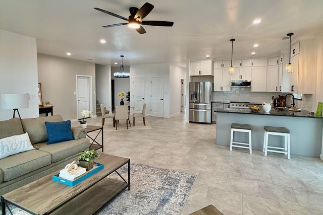 421 9th Avenue NE, Rio Rancho, NM 87124