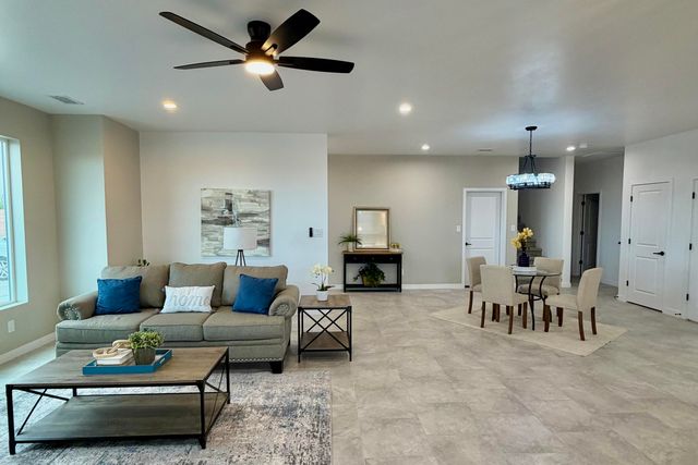 421 9th Avenue NE, Rio Rancho, NM 87124