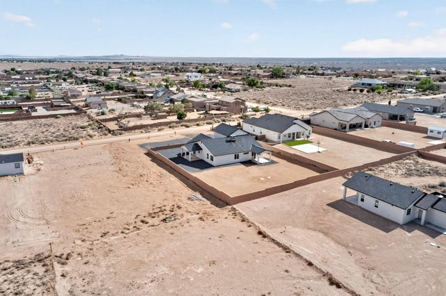 421 9th Avenue NE, Rio Rancho, NM 87124