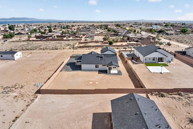 421 9th Avenue NE, Rio Rancho, NM 87124