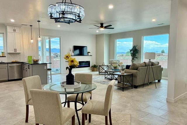 421 9th Avenue NE, Rio Rancho, NM 87124