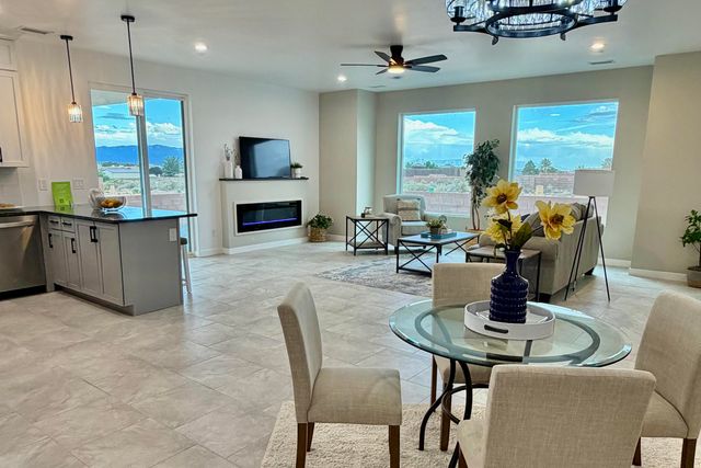 421 9th Avenue NE, Rio Rancho, NM 87124
