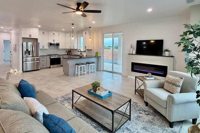 421 9th Avenue NE, Rio Rancho, NM 87124